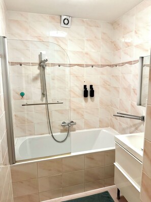 Hair dryer, towels, soap, toilet paper - Central Apartment with 360 degrees view rooftop in city centre of Vienna (Wien)