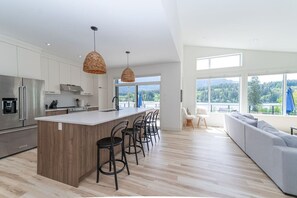 ثلاجة، ميكروويف، فرن، موقد طهي مسطح