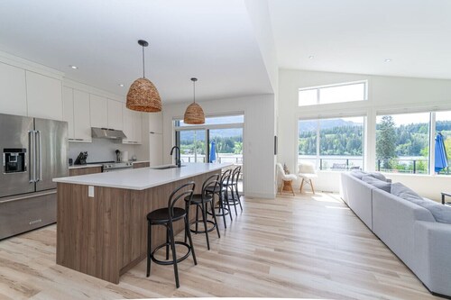 Lake Cowichan Lookout | Lakefront | Hot Tub | Pets