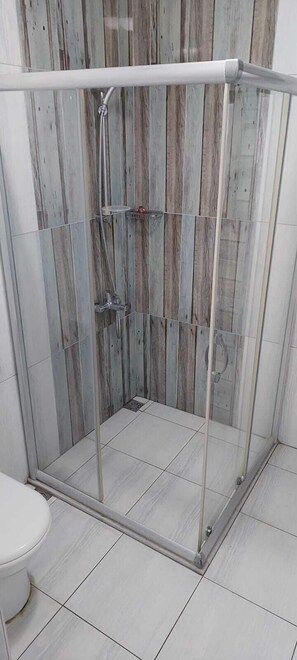 Classic Twin Room, Balcony | Bathroom | Shower, hair dryer, towels, soap - HOTEL AYDIN (Iznik)