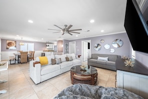 Smart TV, video games, video library - Luxury Across from Beach: Private Pool, Dog Friendly, No Main Roads, 4 Kings (Miramar Beach)