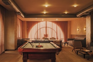 3 bares, bar junto a la piscina
