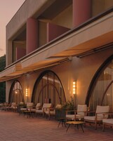 3 bars/lounges, poolside bar