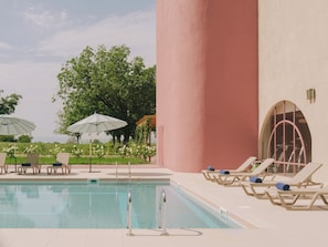 Innenpool, Außenpool (je nach Saison geöffnet)