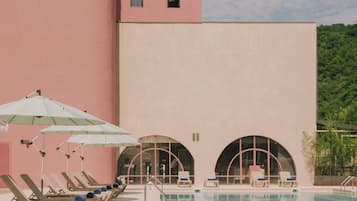 Piscina interna, piscina externa sazonal