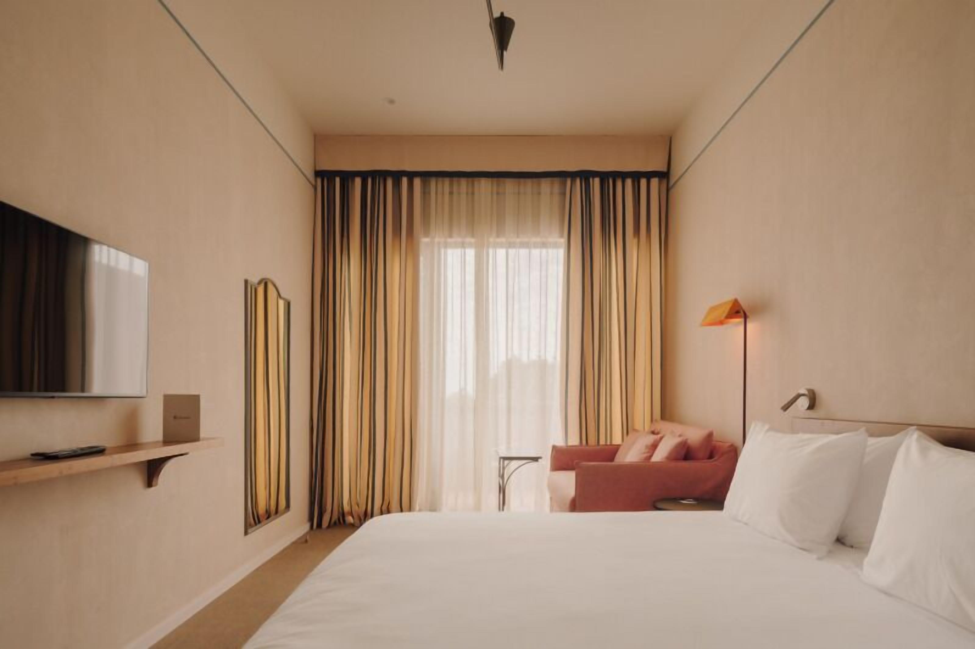 In-room safe, desk, laptop workspace, free WiFi