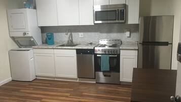 Réfrigérateur, four à micro-ondes, un four, surface de cuisson