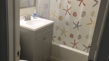 Serviettes fournies, papier de toilette