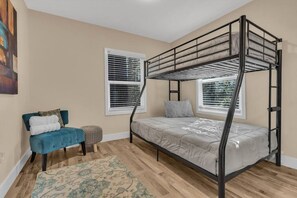 3 Schlafzimmer, Schreibtisch, Bügeleisen/Bügelbrett, Reisekinderbett