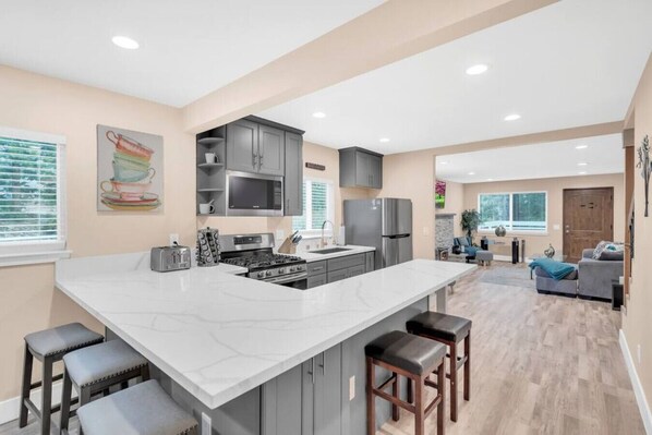 Een koelkast, een microgolfoven, een oven, een kookplaat