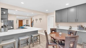 Dining - Remodeled 3BR | Walk to Kings Beach | Sleeps 7 (Kings Beach)