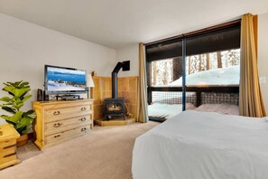 Skrivebord, strykejern/-brett, wi-fi (inkludert) og sengetøy