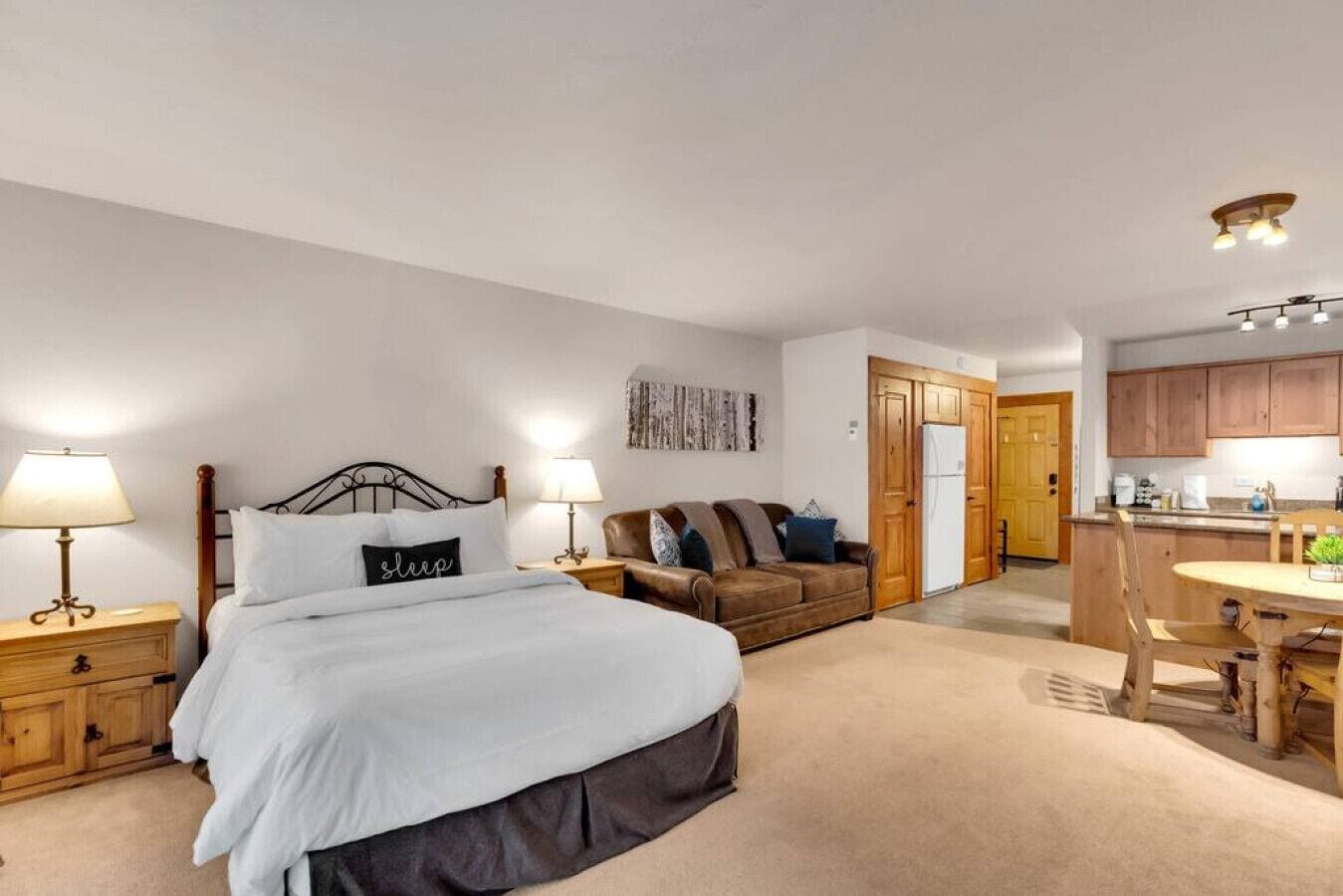 办公桌、熨斗/熨衣板、免费 WiFi、床单