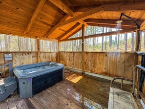 Indoor spa tub - Luxury cabin getaway on a 40 acre retreat (Bismarck)