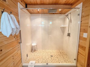 Douche, sĂšche-cheveux, serviettes fournies