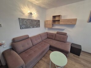 Apartment, 2 Bedrooms, Smoking | Living room