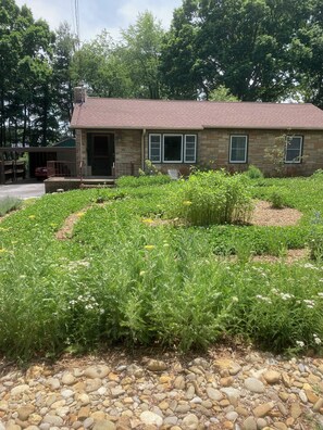 Exterior - Charming 2-bedroom house in enchanting Asheville with WiFi, AC, and great stereo (Asheville)