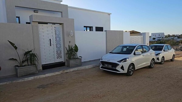 A modern house with two white cars parked in front. - Villa hasdrubal swimming pool not overlooked (Djerba Midun)