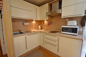 Kühlschrank, Mikrowelle, Wasserkocher mit Kaffee-/Teezubehör