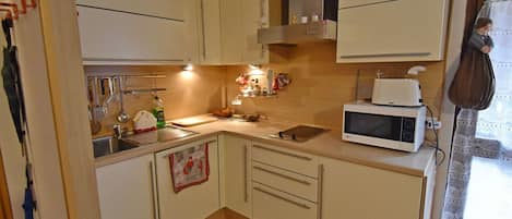 冰箱、微波炉、茶具/咖啡用具、电热水壶