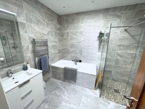 Een douche, een haardroger, handdoeken, zeep