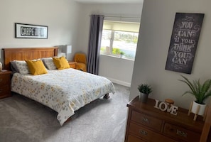 4 Schlafzimmer, Schreibtisch, Bügeleisen/Bügelbrett, kostenloses WLAN