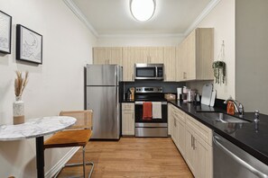 Mikrovågsugn, ugn, diskmaskin och kaffe- och tebryggare