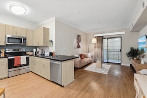 Mikrovågsugn, ugn, diskmaskin och kaffe- och tebryggare