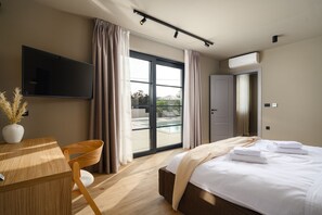 4 bedrooms, in-room safe, iron/ironing board, free WiFi