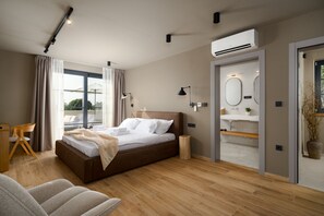 4 bedrooms, in-room safe, iron/ironing board, free WiFi