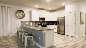 Mikrobølgeovn, ovn, kokeplater og oppvaskmaskin