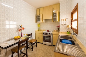 Fridge, microwave, oven, coffee/tea maker
