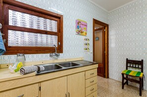 Fridge, microwave, oven, coffee/tea maker