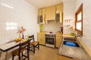 Fridge, microwave, oven, coffee/tea maker