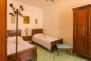 2 bedrooms, travel cot, free WiFi, bed sheets