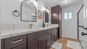 Håndklær, såpe, sjampo og toalettpapir