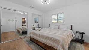 3 slaapkamers, een bureau, een strijkplank/strijkijzer, gratis wifi