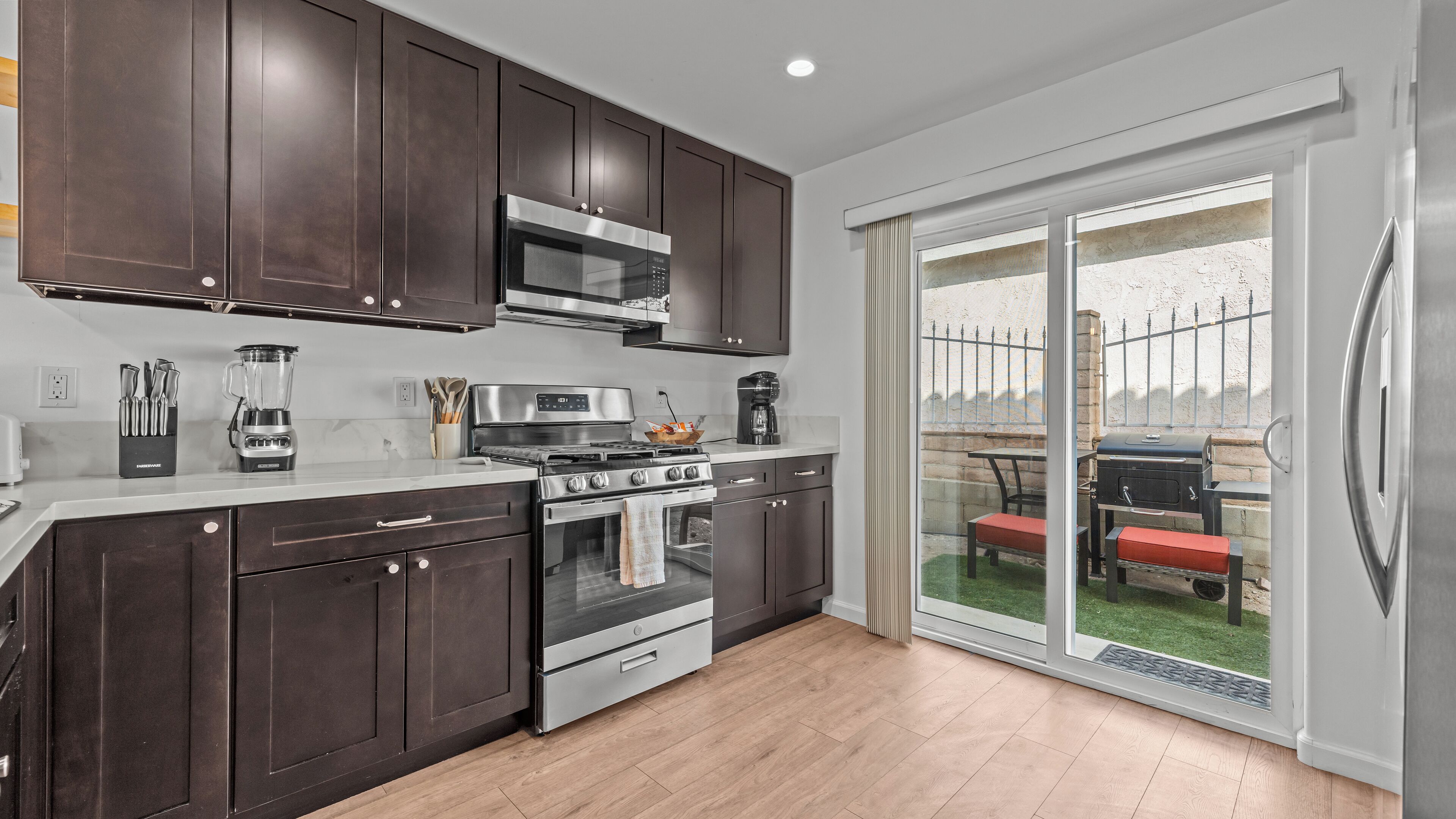 Kjøleskap, mikrobølgeovn, ovn og kokeplater