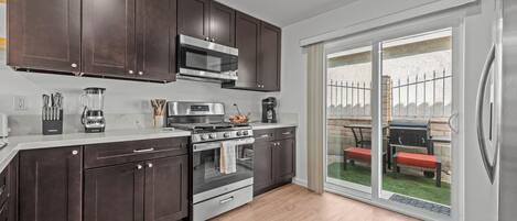 Kjøleskap, mikrobølgeovn, ovn og kokeplater