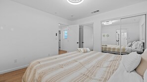 3 室のベッドルーム、デスク、アイロン / アイロン台、WiFi (無料)