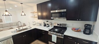 Home Close to Universities, Shopping Mall, Redlands, Conventions Center