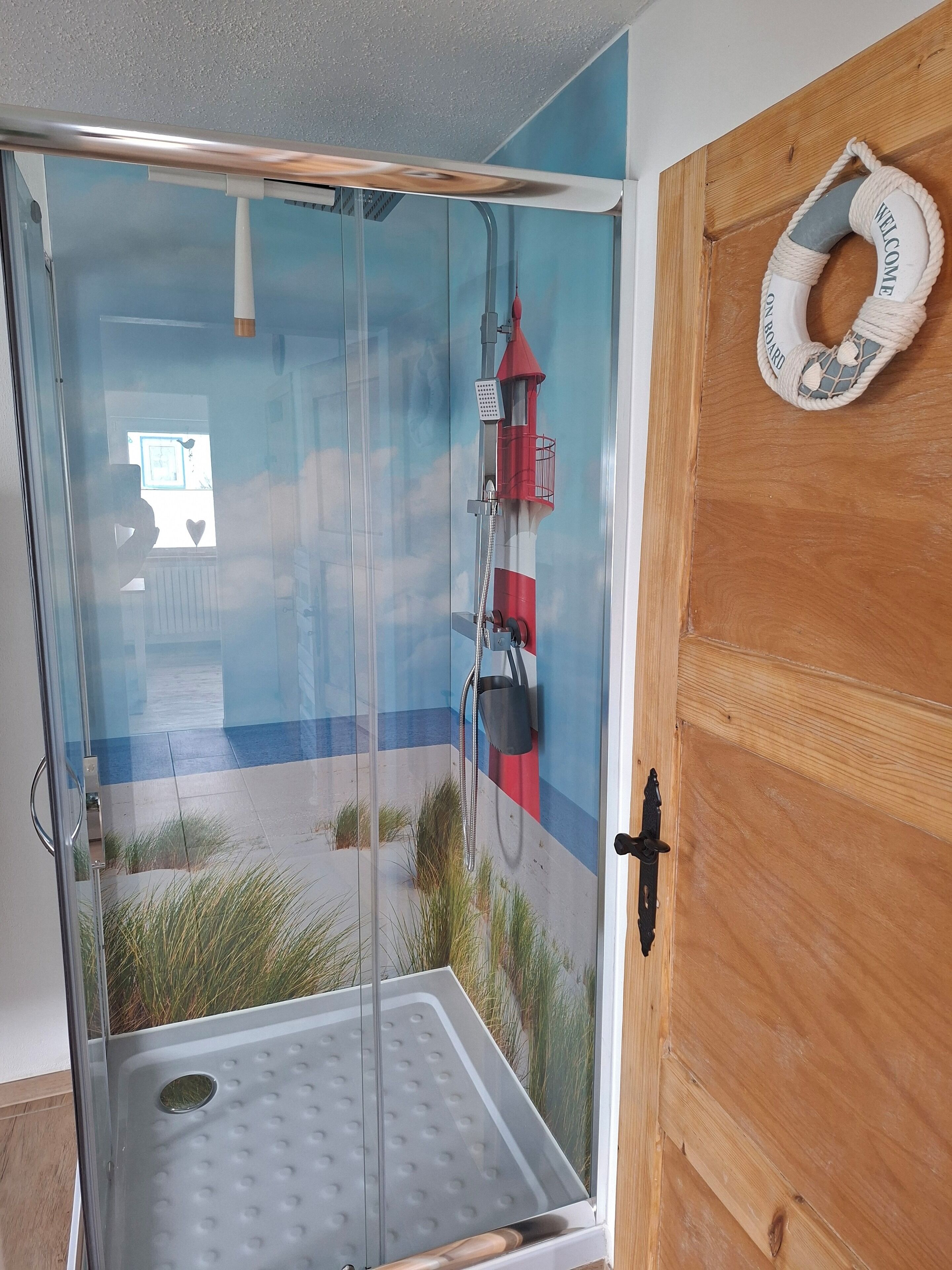 Dusche, Haartrockner, Handtücher, Toilettenpapier