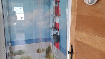 Dusche, Haartrockner, HandtĂŒcher, Toilettenpapier