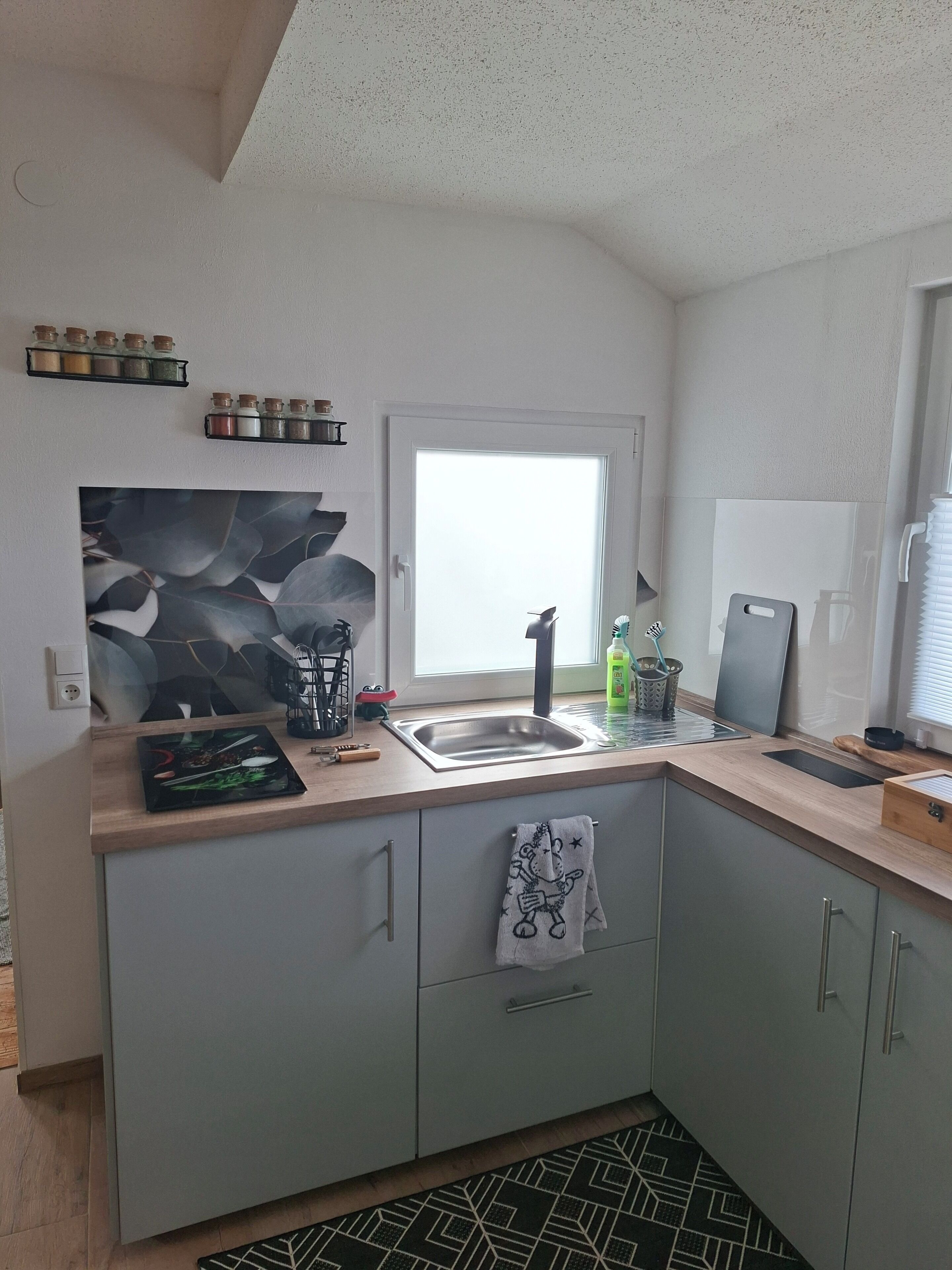 Wasserkocher mit Kaffee-/Teezubehör, Kühlschrank, Mikrowelle, Ofen