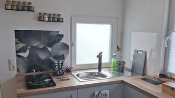 Wasserkocher mit Kaffee-/Teezubehör, Kühlschrank, Mikrowelle, Ofen