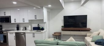 Cozy 2BR Retreat Near Dining & Attractions – Relaxation Meets Comfort!
