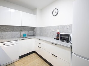 Frigorífico, microondas, horno y lavavajillas