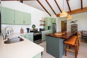 Geladeira, micro-ondas, fogão, cooktop