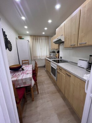 Fridge, microwave, stovetop, dishwasher