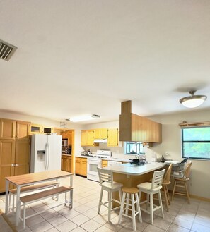 Microwave, oven, stovetop, dishwasher - Comfortable Farmhouse Retreat Near Lake Santa Fe: Sleeps 16! (Earleton)